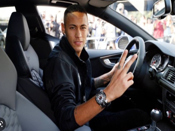 Tin BĐ: Neymar lại chơi trội ăn mừng con gái chào đời