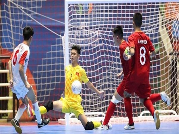Bóng sống thủ môn ném vào có tính không?